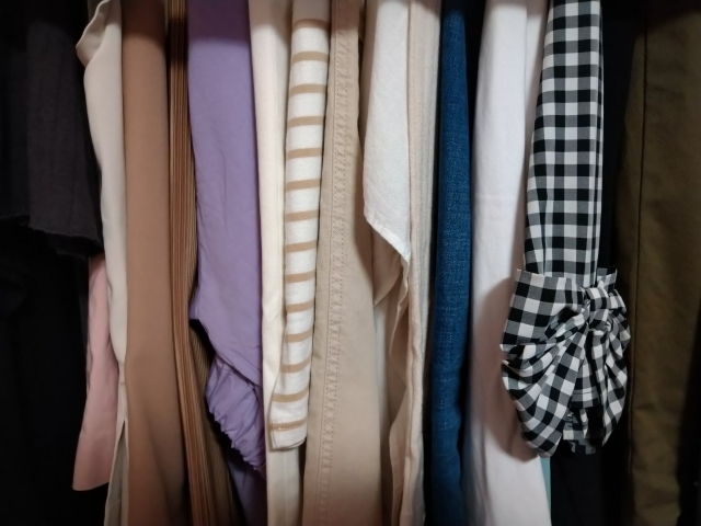 収納が足りないクローゼットのイメージ